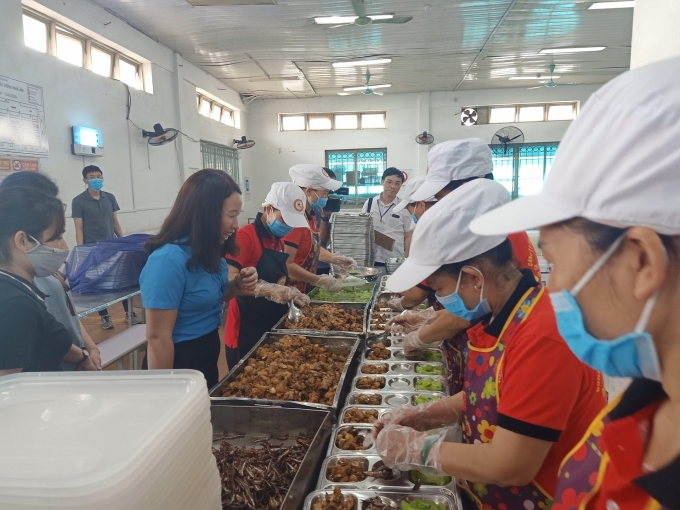 Giám sát chất lượng bữa ăn ca tại doanh nghiệp ngoài quốc doanh giam sat chat luong bua an ca tai doanh nghiep ngoai quoc doanh