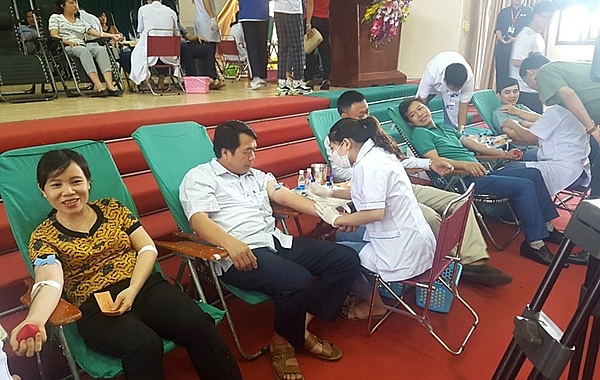 Công nhân viên chức lao động huyện Thanh Hà (Hải Dương) nô nức đi hiến máu nhân đạo cong nhan vien chuc lao dong huyen thanh ha hai duong no nuc di hien mau nhan dao