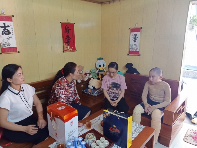 tang qua cong nhan lao dong co hoa n ca nh kho khan nhan ngay gia dinh viet nam