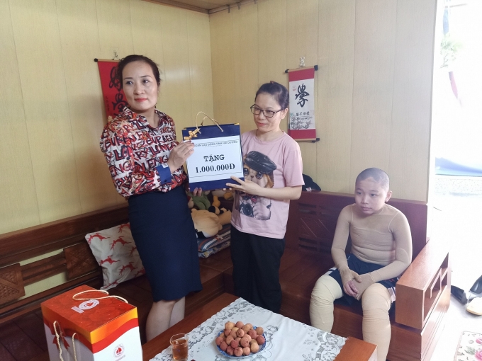 tang qua cong nhan lao dong co hoa n ca nh kho khan nhan ngay gia dinh viet nam