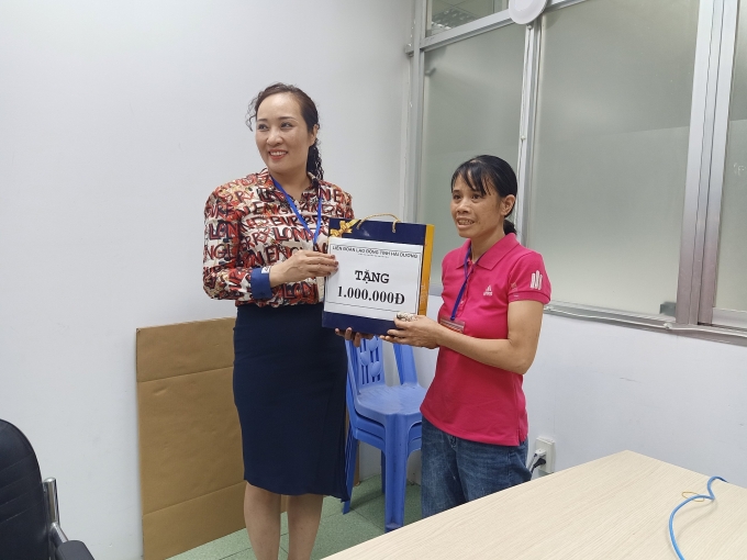 tang qua cong nhan lao dong co hoa n ca nh kho khan nhan ngay gia dinh viet nam