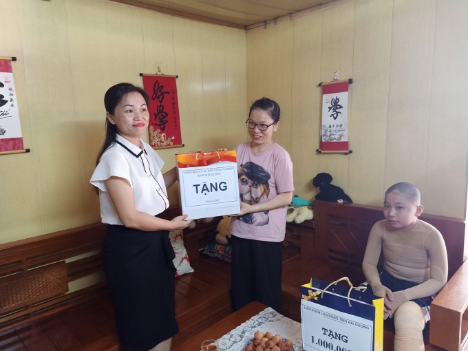 tang qua cong nhan lao dong co hoa n ca nh kho khan nhan ngay gia dinh viet nam