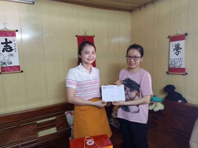 tang qua cong nhan lao dong co hoa n ca nh kho khan nhan ngay gia dinh viet nam