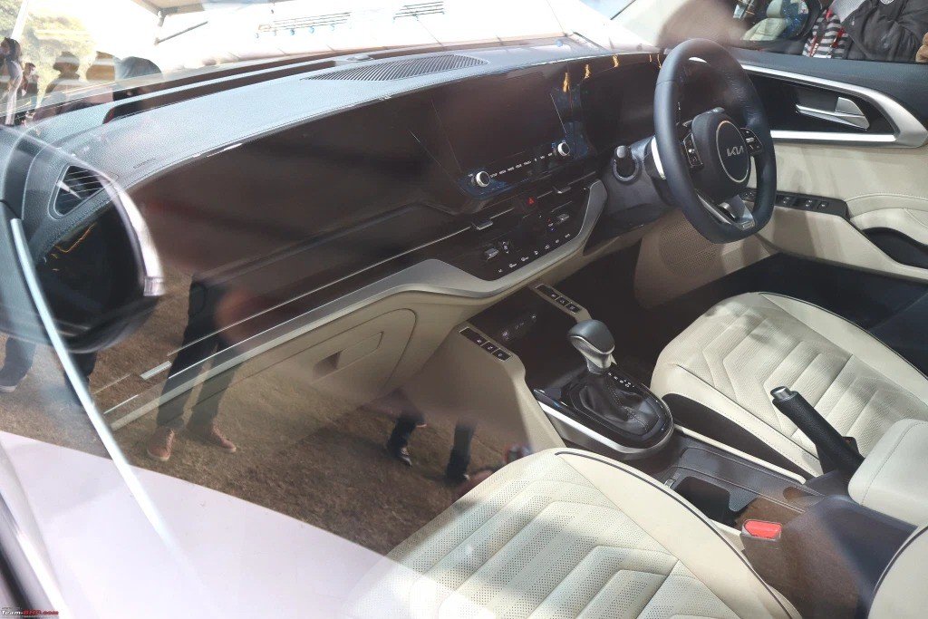 Ảnh thực tế Kia Carens 2022 vừa được ra mắt Ảnh thực tế Kia Carens 2022 vừa được ra mắt