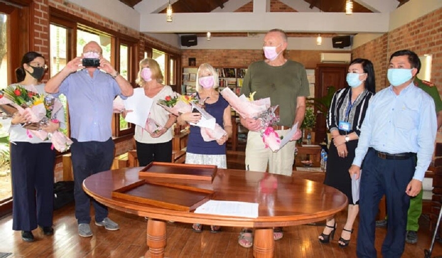 Thừa Thiên Huế: Trao giấy xác nhận hết thời gian cách ly y tế cho 8 du khách thua thien hue trao giay xac nhan het thoi gian cach ly y te cho 8 du khach