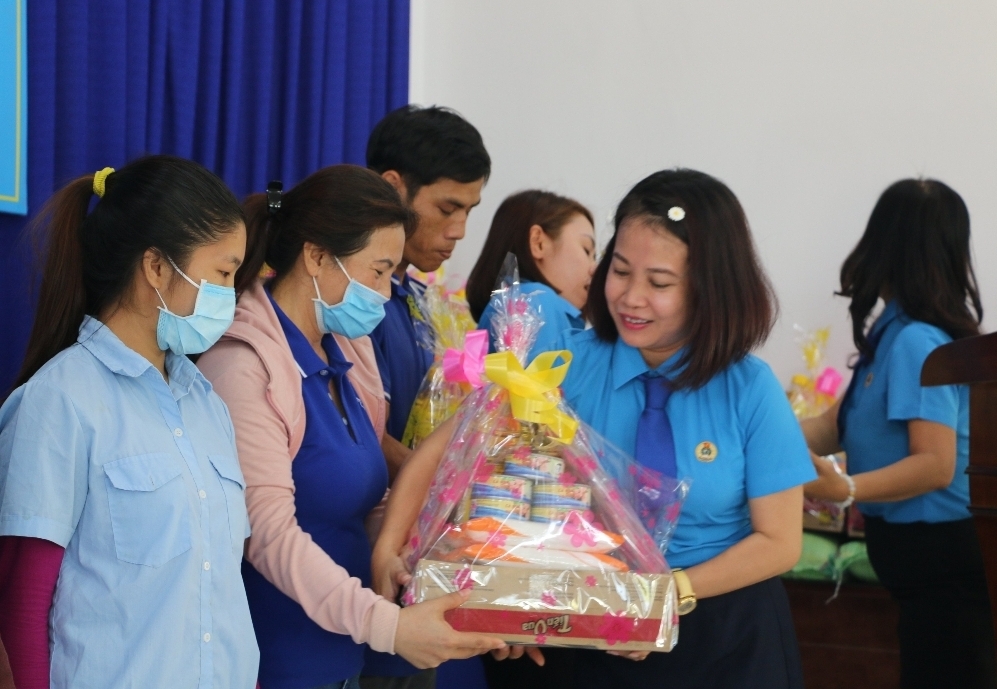 Khánh Hòa: Trao quà hỗ trợ đoàn viên công đoàn bị ảnh hưởng do dịch Covid-19 khanh hoa trao qua ho tro doan vien cong doan bi anh huong do dich covid 19