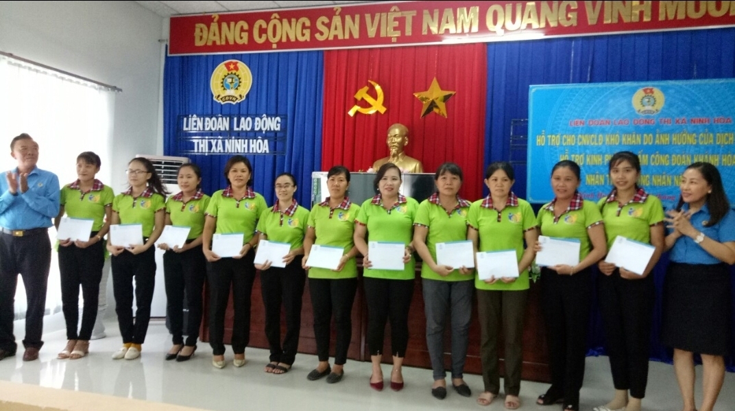Khánh Hòa: Trao quà hỗ trợ đoàn viên công đoàn bị ảnh hưởng do dịch Covid-19 khanh hoa trao qua ho tro doan vien cong doan bi anh huong do dich covid 19