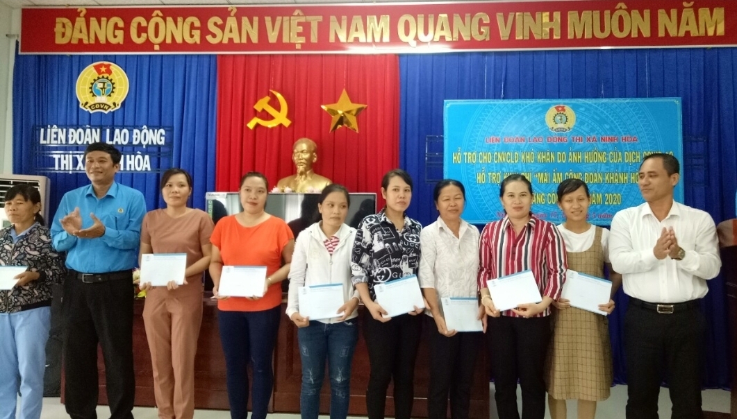 Khánh Hòa: Trao quà hỗ trợ đoàn viên công đoàn bị ảnh hưởng do dịch Covid-19 khanh hoa trao qua ho tro doan vien cong doan bi anh huong do dich covid 19