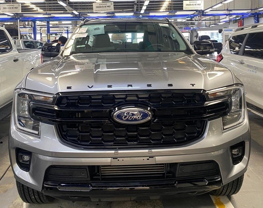 Bắt gặp Ford Everest 2023 phiên bản Sport và Titanium tại Bắt gặp Ford Everest 2023 phiên bản Sport và Titanium tại đại lý