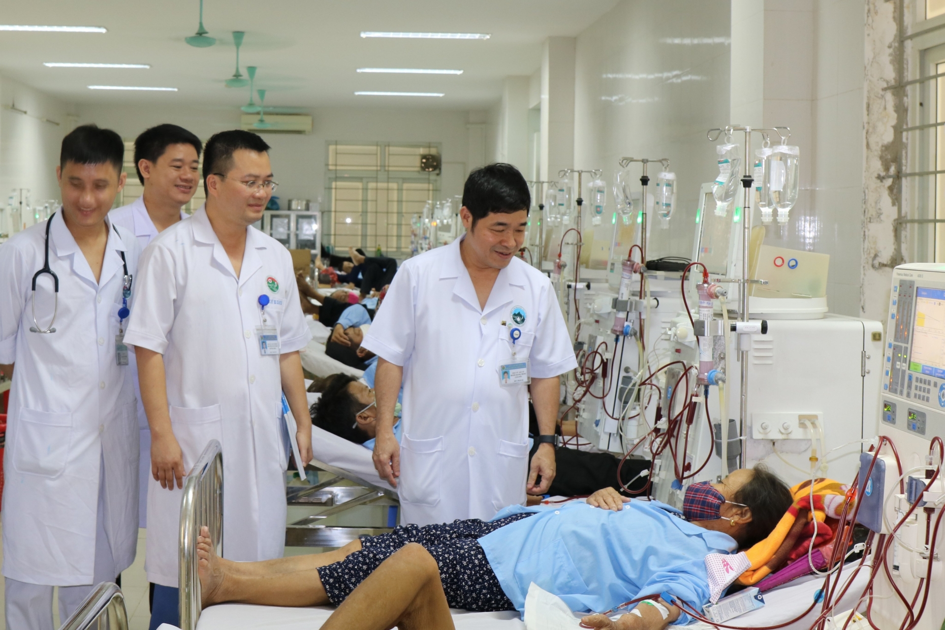 Bác sĩ Hoàng Quang Trung - điển hình học tập và làm theo gương Bác bac si hoang quang trung dien hinh hoc tap va lam theo guong bac