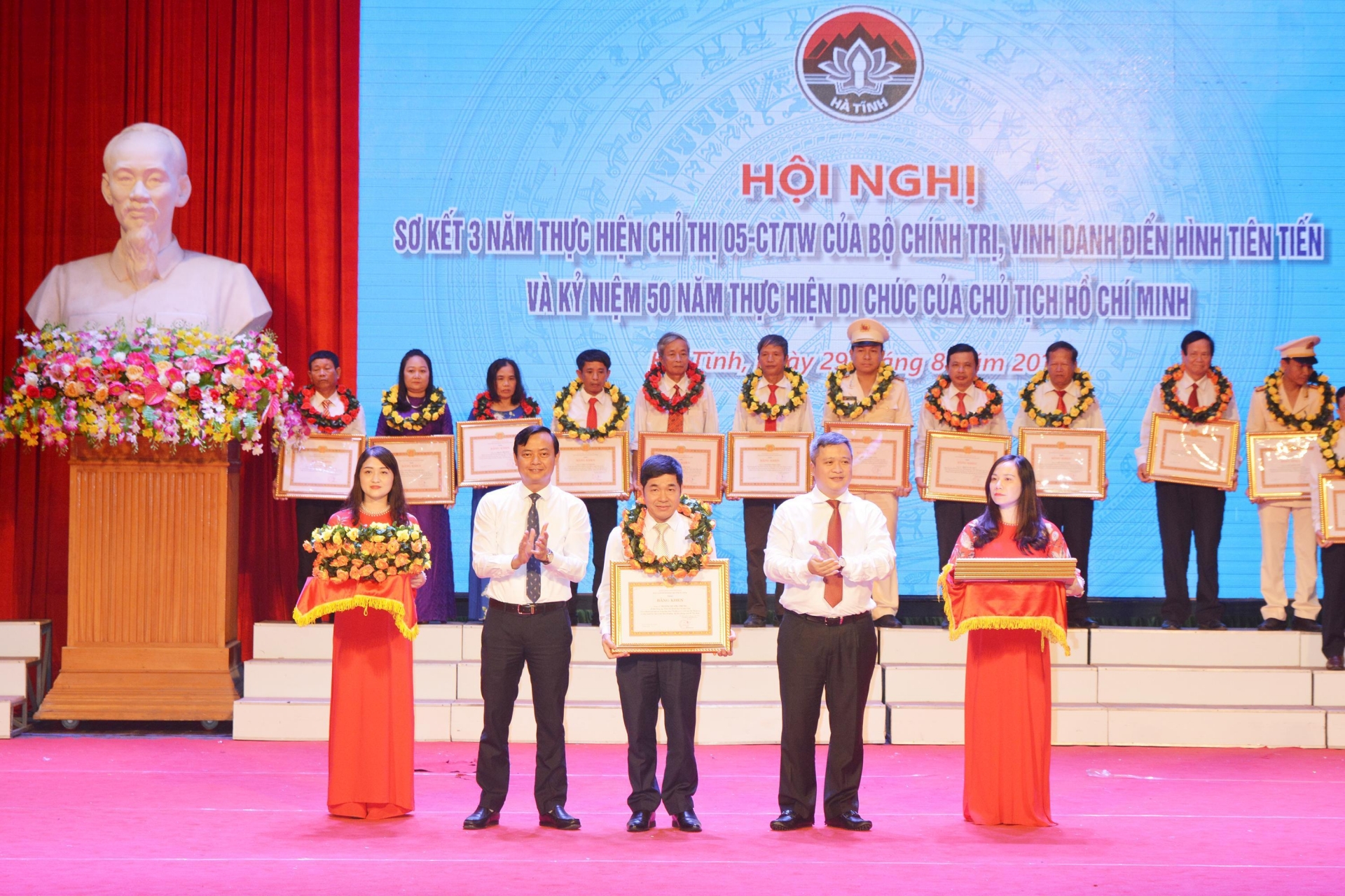 Bác sĩ Hoàng Quang Trung - điển hình học tập và làm theo gương Bác