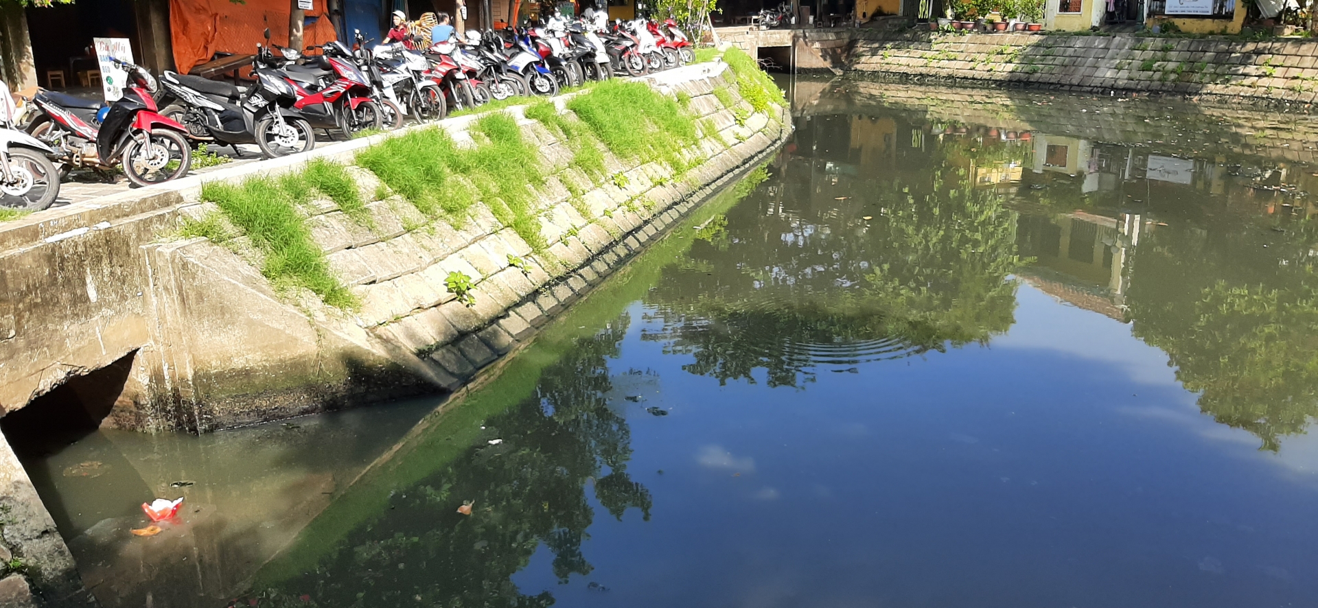 Ô nhiễm môi trường đâu chỉ mỗi Chùa Cầu mà còn cả xung quanh! o nhiem moi truong dau chi moi chua cau ma con ca xung quanh