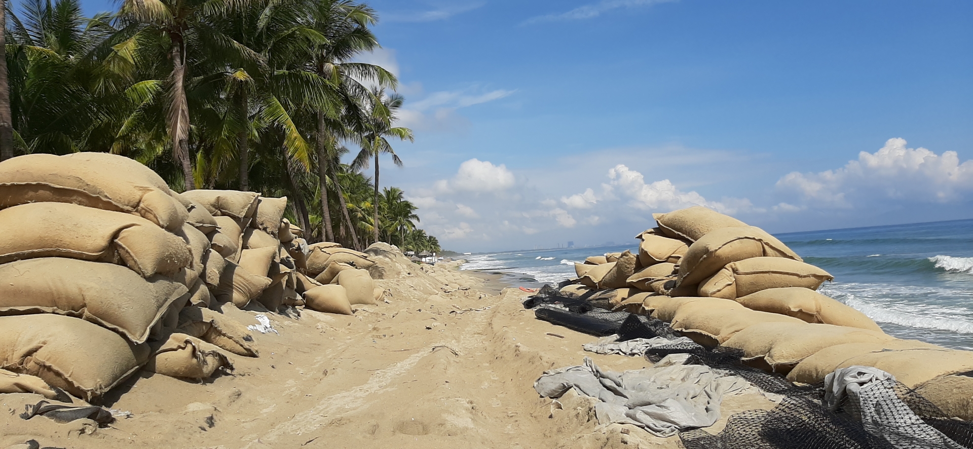 Kè biển mềm, kè biển cứng khó đứng vững dài lâu trước sóng biển!