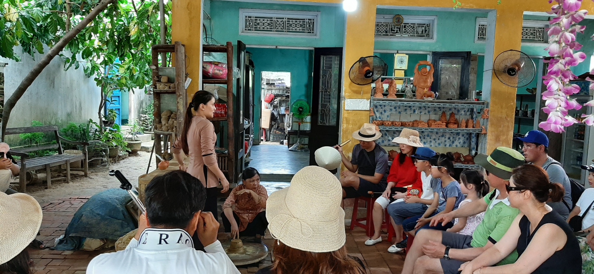 Du khách hào hứng trải nghiệm chuốt gốm, làm tò he tại làng gốm Thanh Hà. du khach hao hung trai nghiem chuot gom lam to he tai lang gom thanh ha