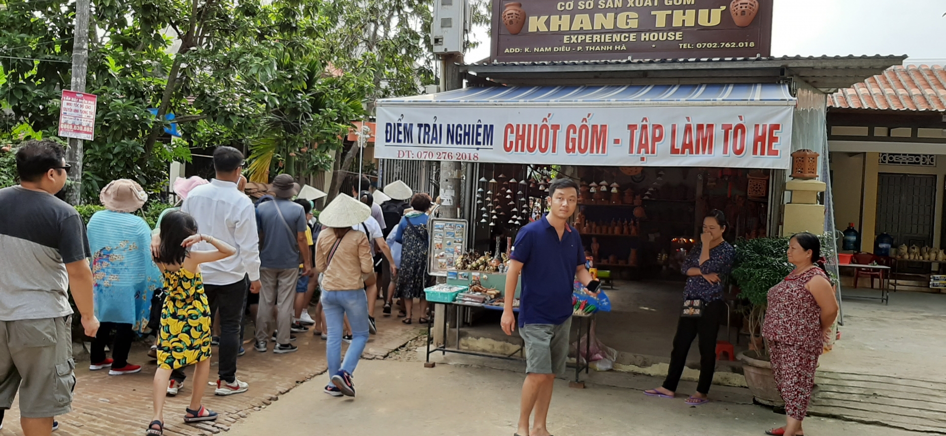 Du khách hào hứng trải nghiệm chuốt gốm, làm tò he tại làng gốm Thanh Hà. du khach hao hung trai nghiem chuot gom lam to he tai lang gom thanh ha