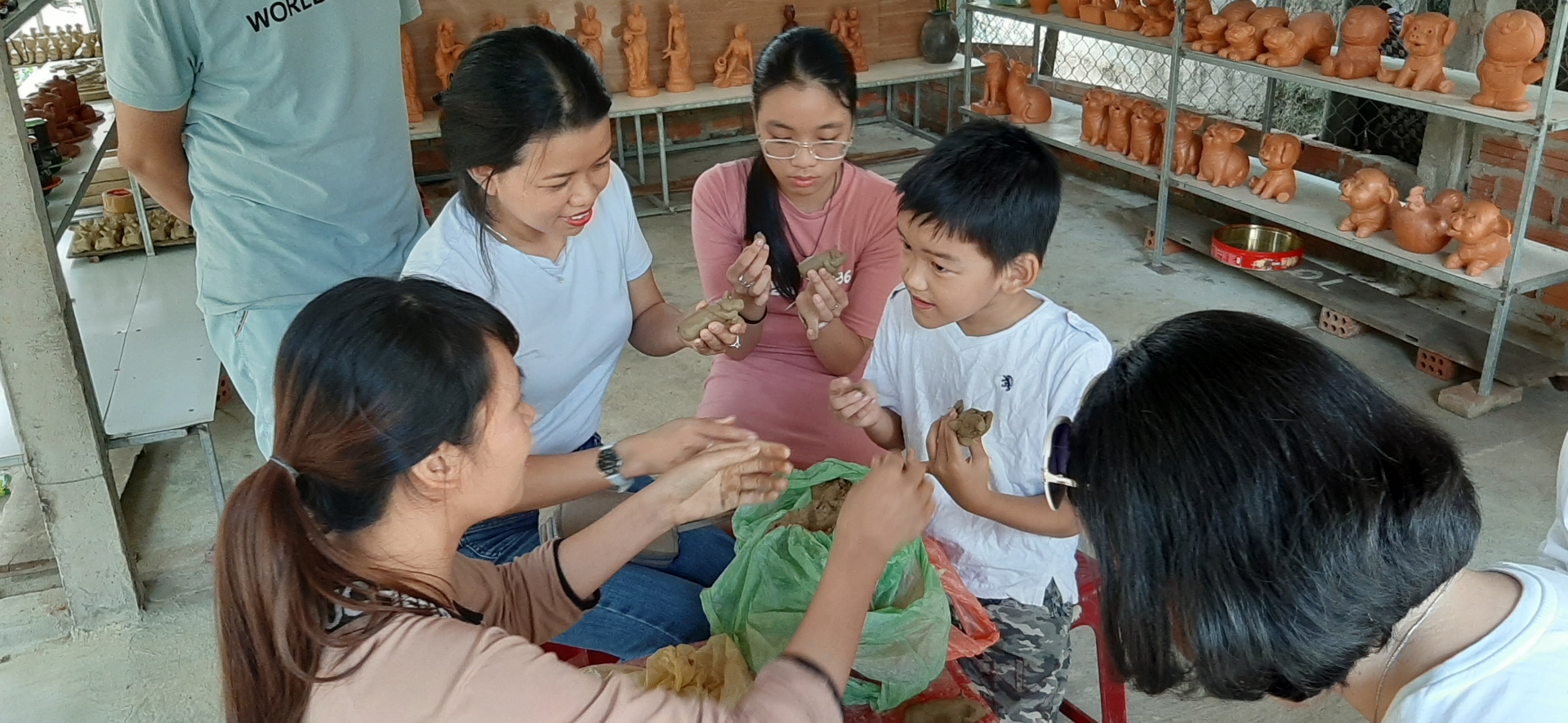 Du khách hào hứng trải nghiệm chuốt gốm, làm tò he tại làng gốm Thanh Hà. du khach hao hung trai nghiem chuot gom lam to he tai lang gom thanh ha