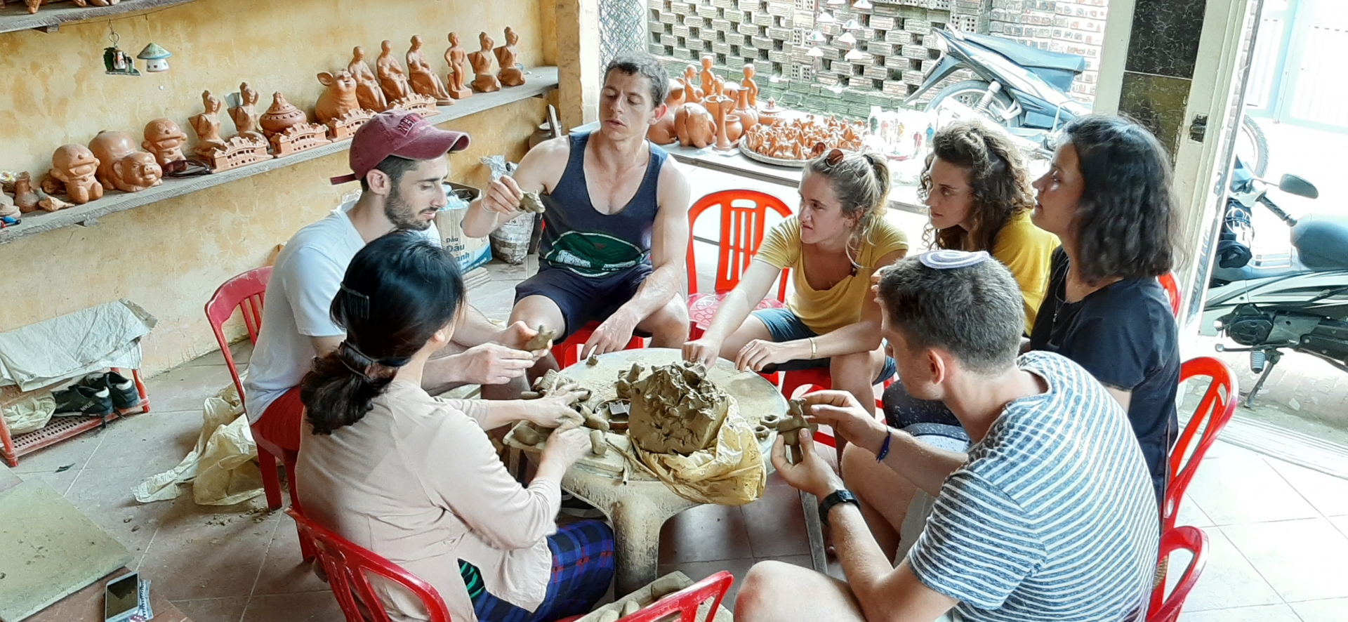 Du khách hào hứng trải nghiệm chuốt gốm, làm tò he tại làng gốm Thanh Hà. du khach hao hung trai nghiem chuot gom lam to he tai lang gom thanh ha