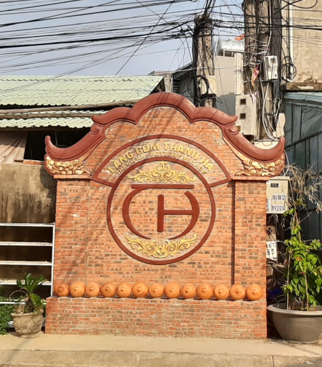 Du khách hào hứng trải nghiệm chuốt gốm, làm tò he tại làng gốm Thanh Hà. du khach hao hung trai nghiem chuot gom lam to he tai lang gom thanh ha