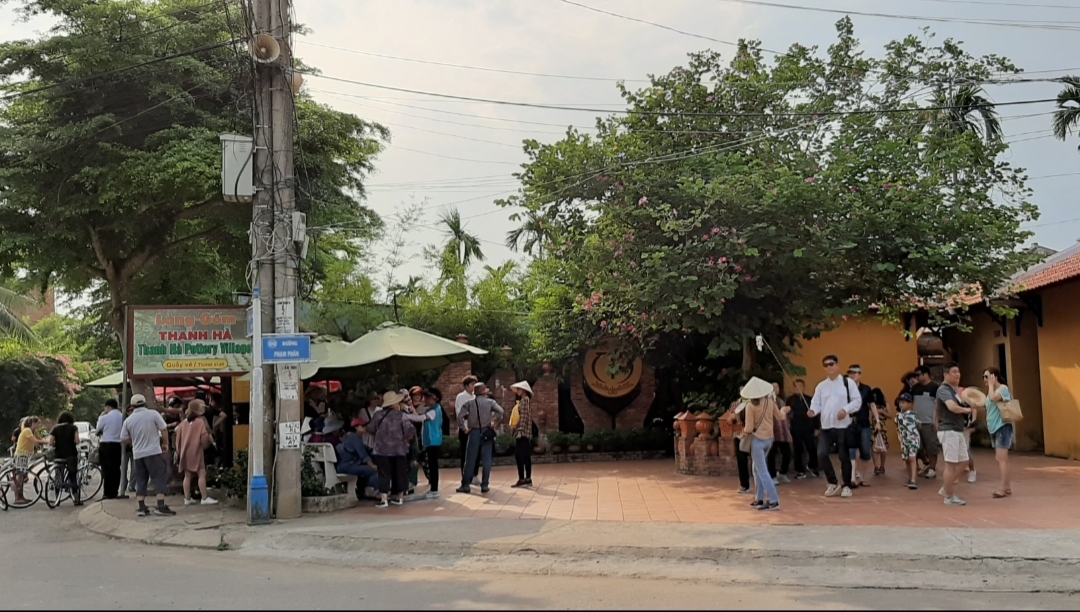 Du khách hào hứng trải nghiệm chuốt gốm, làm tò he tại làng gốm Thanh Hà. du khach hao hung trai nghiem chuot gom lam to he tai lang gom thanh ha