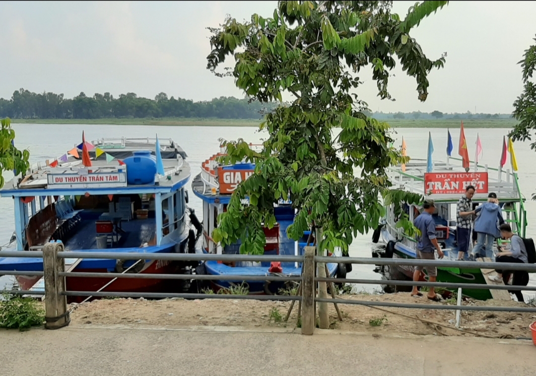 Du khách hào hứng trải nghiệm chuốt gốm, làm tò he tại làng gốm Thanh Hà. du khach hao hung trai nghiem chuot gom lam to he tai lang gom thanh ha