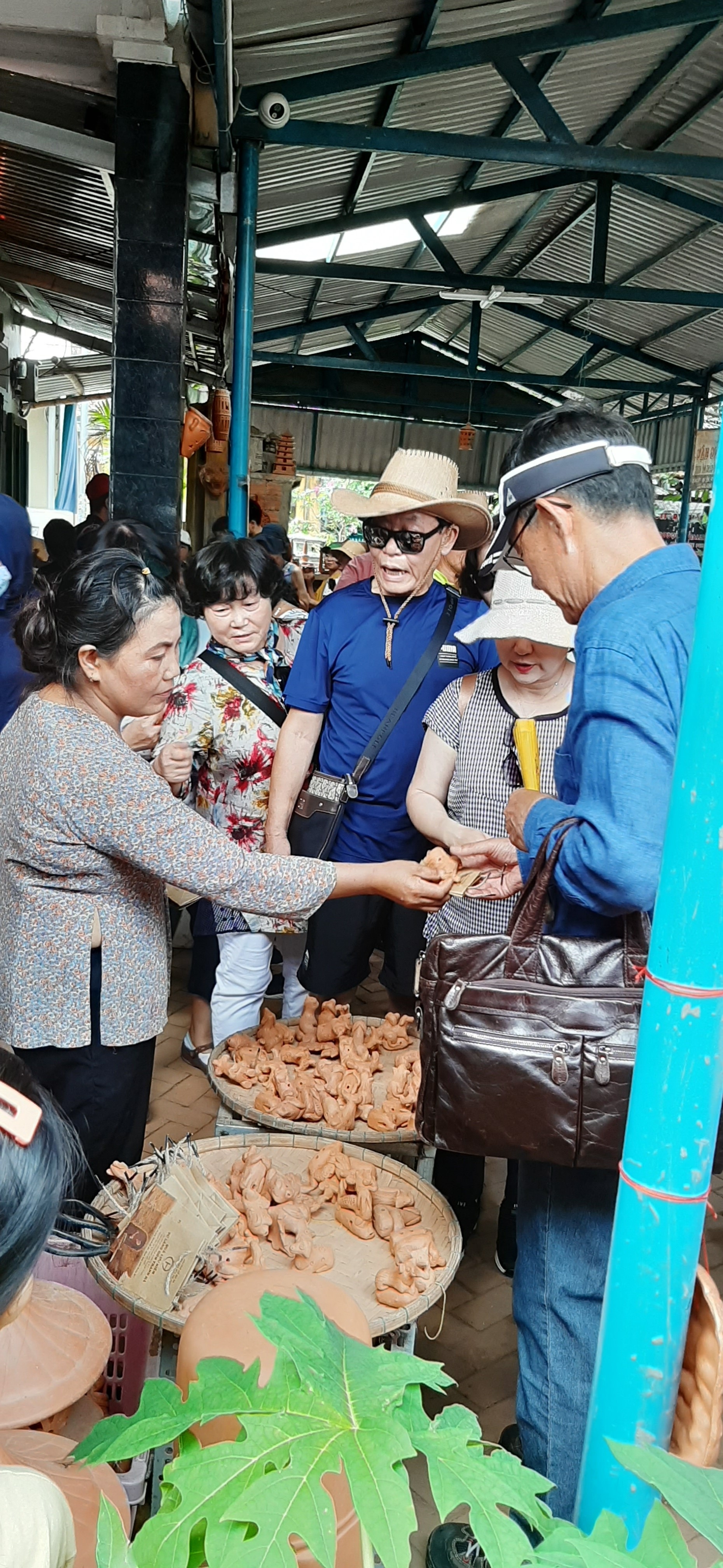 Du khách hào hứng trải nghiệm chuốt gốm, làm tò he tại làng gốm Thanh Hà. du khach hao hung trai nghiem chuot gom lam to he tai lang gom thanh ha