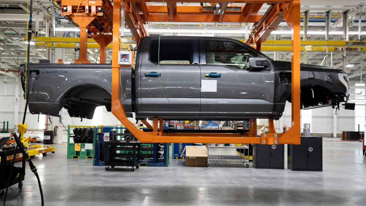Ford F-150 Lightning đầu tiên chính thức xuất xưởng Ford F-150 Lightning đầu tiên chính thức xuất xưởng