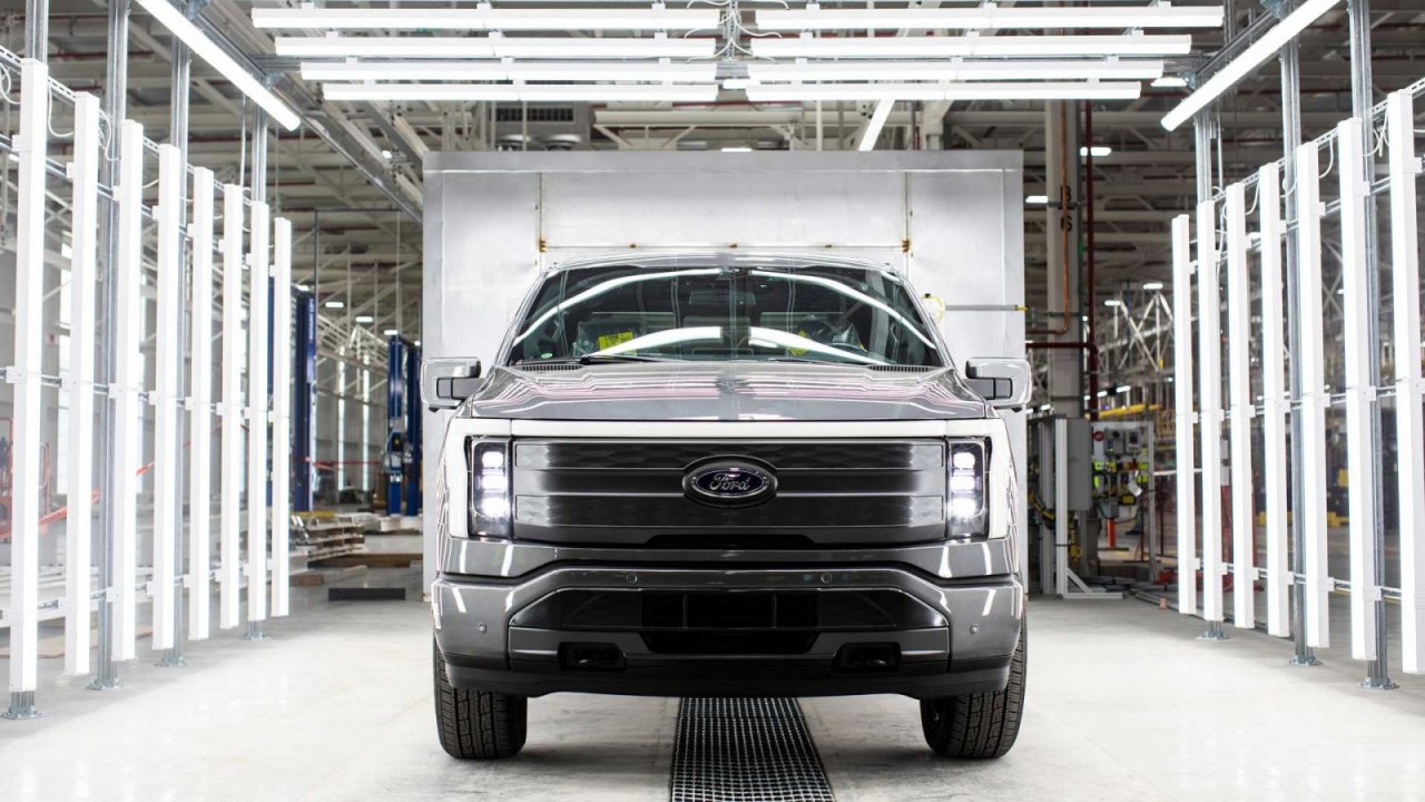 Ford F-150 Lightning đầu tiên chính thức xuất xưởng Ford F-150 Lightning đầu tiên chính thức xuất xưởng