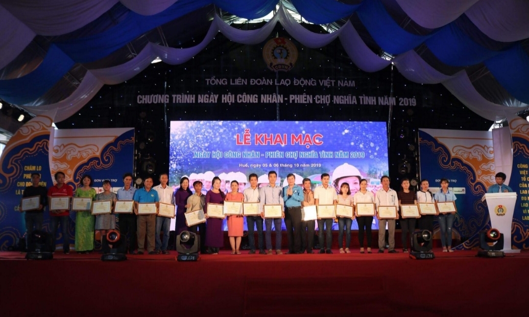 Rộn ràng “Ngày hội Công nhân - Phiên chợ nghĩa tình" tại Thừa Thiên Huế ron rang ngay hoi cong nhan phien cho nghia tinh tai thua thien hue