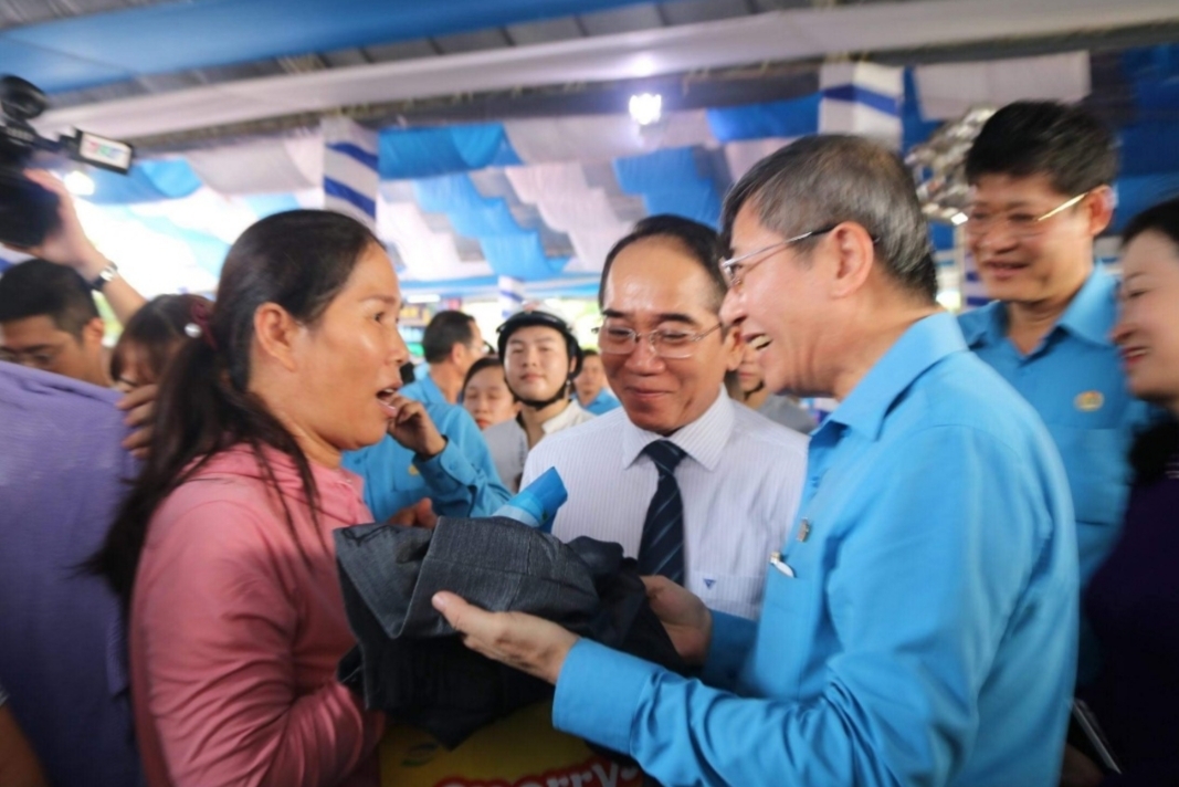 Rộn ràng “Ngày hội Công nhân - Phiên chợ nghĩa tình" tại Thừa Thiên Huế ron rang ngay hoi cong nhan phien cho nghia tinh tai thua thien hue