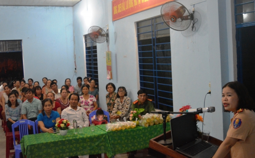 Tăng cường công tác tuyên truyền pháp luật cho công nhân lao động tang cuong cong tac tuyen truyen phap luat cho cong nhan lao dong