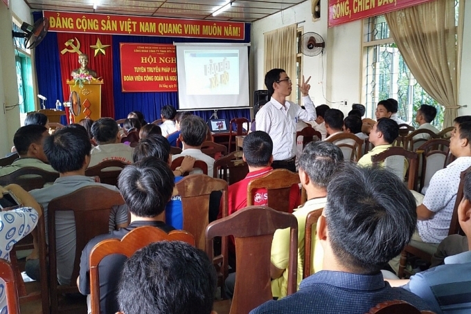 Tăng cường công tác tuyên truyền pháp luật cho công nhân lao động tang cuong cong tac tuyen truyen phap luat cho cong nhan lao dong