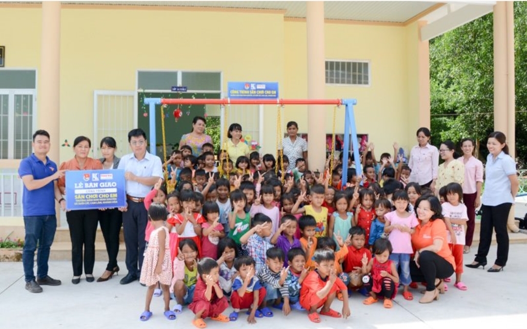 Tặng “Ngôi nhà nhân ái” cho hộ nghèo xã Vĩnh Lương, huyện Vạn Ninh tang ngoi nha nhan ai cho ho ngheo xa vinh luong huyen van ninh