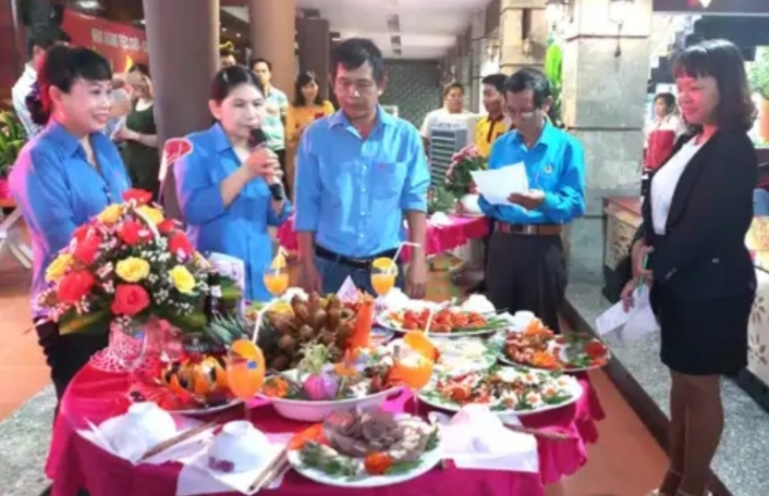 Hội thi Nấu ăn trong CNVCLĐ Khu kinh tế Bình Định lần thứ VI hoi thi nau an trong cnvcld khu kinh te binh dinh lan thu vi