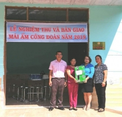 trao tang qua cho doan vien cong doan gap kho khan