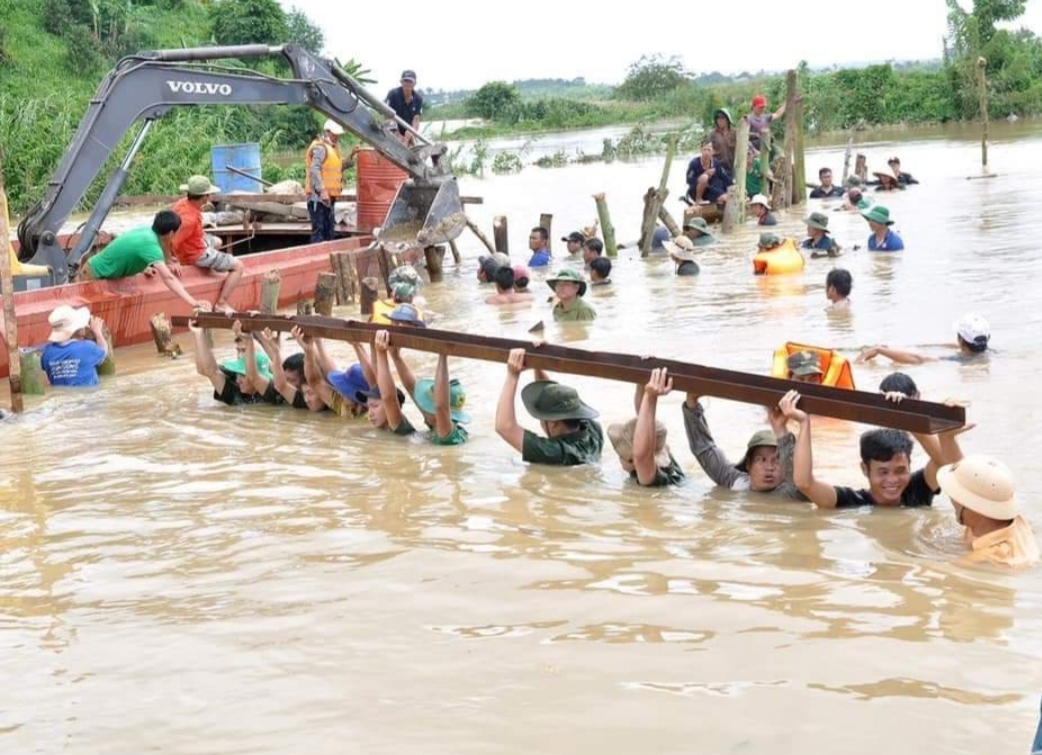 Tặng quà cho 80 gia đình đoàn viên Công đoàn bị thiệt hại do bão lũ tang qua cho 80 gia dinh doan vien cong doan bi thiet hai do bao lu