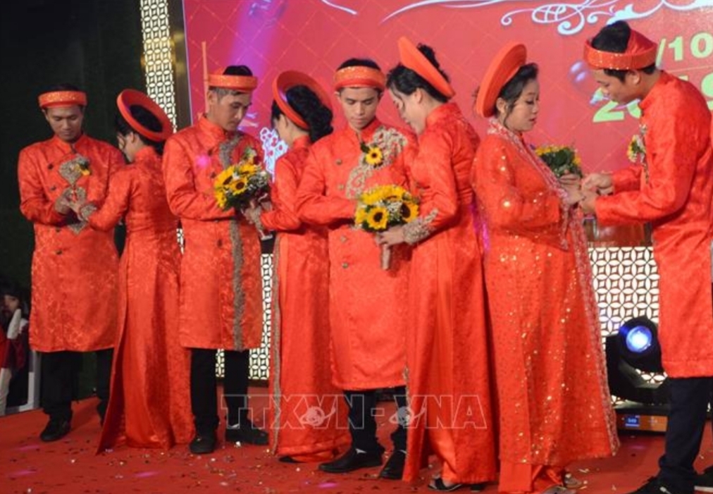 Tổ chức lễ cưới cho 6 cặp đôi là đoàn viên công đoàn, người lao động nghèo to chuc le cuoi cho 6 cap doi la doan vien cong doan nguoi lao dong ngheo