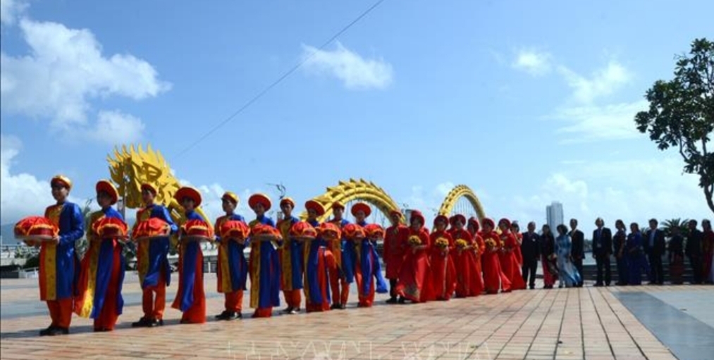 Tổ chức lễ cưới cho 6 cặp đôi là đoàn viên công đoàn, người lao động nghèo to chuc le cuoi cho 6 cap doi la doan vien cong doan nguoi lao dong ngheo