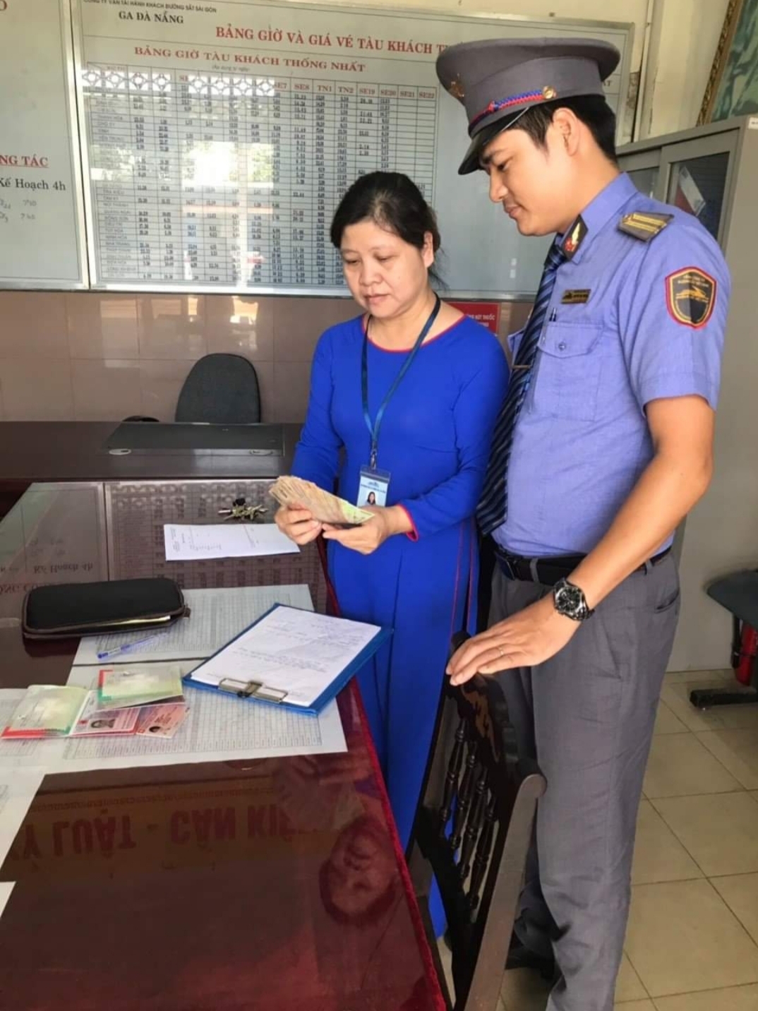 Trao trả túi xách cho hành khách nước ngoài để quên trên tàu SE3 trao tra tui xach cho hanh khach de quen tren tau se3