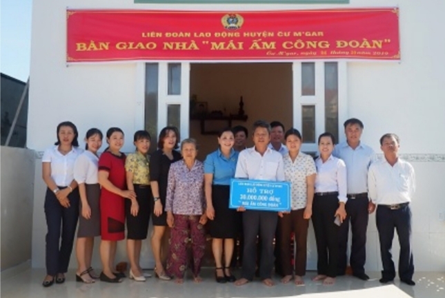 Bàn giao nhà “Mái ấm công đoàn” cho đoàn viên hoàn cảnh khó khăn ban giao nha mai am cong doan cho doan vien hoan canh kho khan