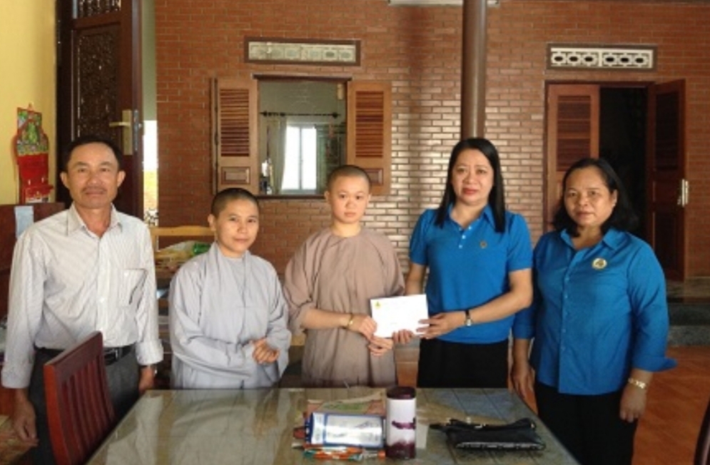 Bàn giao tiền tiết kiệm cho con đoàn viên hoàn cảnh khó khăn ban giao tien tiet kiem cho con doan vien hoan canh kho khan