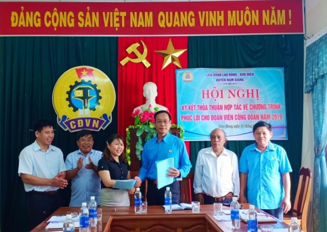 Hợp tác vì phúc lợi đoàn viên và người lao động ky ket hop tac voi buu dien huyen vi phuc loi doan vien