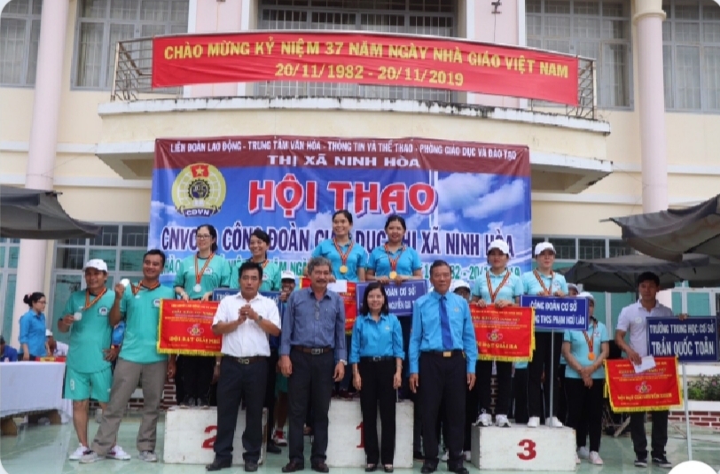 Hội thao trong CNVCLĐ với 02 môn thi đấu Kéo co và Cầu lông hoi thao trong cnvcld voi 02 mon thi dau keo co va cau long