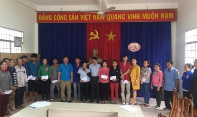 trao qua cho 40 cnld va ba con nhan dan co hoan canh kho khan