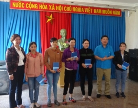 trao qua cho 40 cnld va ba con nhan dan co hoan canh kho khan