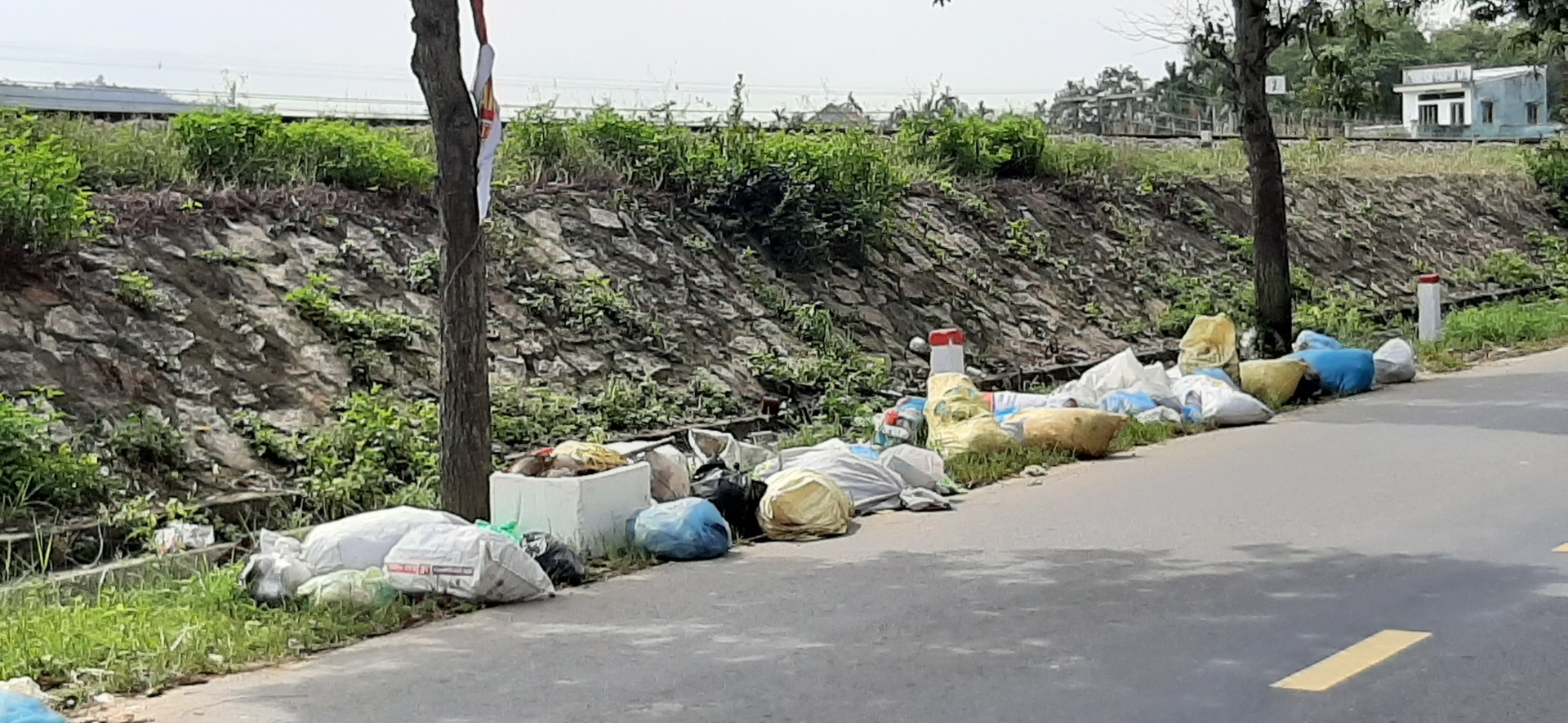 Rác thải còn ùn ứ nhiều nơi, chậm được thu gom gây ô nhiễm rac thai con un u nhieu noi cham duoc thu gom gay o nhiem