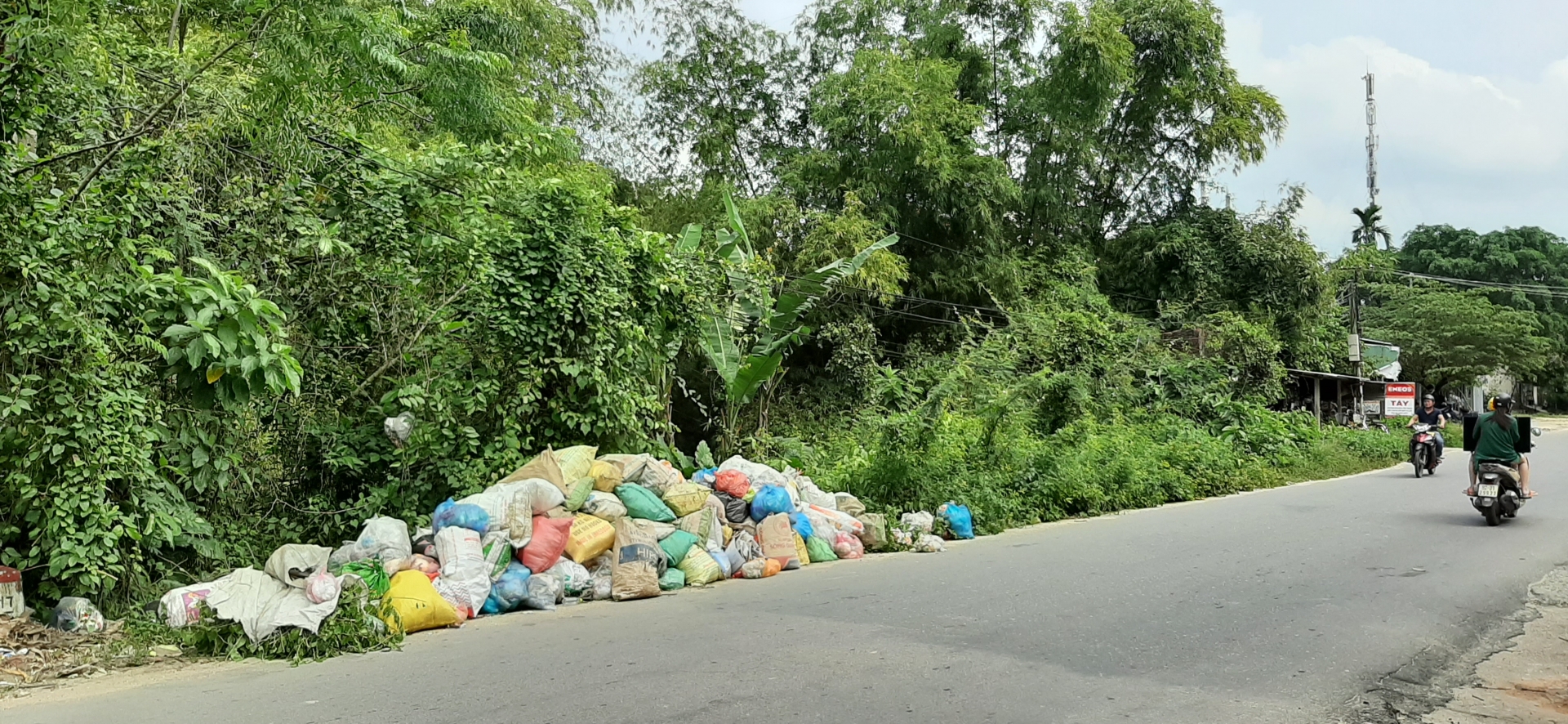 Rác thải còn ùn ứ nhiều nơi, chậm được thu gom gây ô nhiễm rac thai con un u nhieu noi cham duoc thu gom gay o nhiem