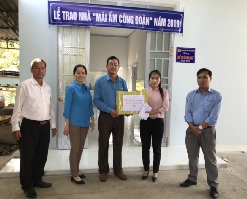 Bàn giao nhà "Mái ấm Công đoàn " cho đoàn viên công đoàn xã ban giao nha mai am cong doan cho doan vien cong doan xa
