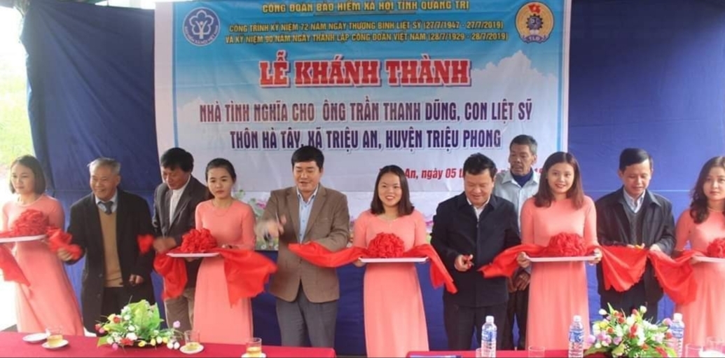 Bàn giao nhà tình nghĩa cho thân nhân liệt sĩ ở xã Triệu An, huyện Triệu Phong ban giao nha tinh nghia cho than nhan liet si o xa trieu an huyen trieu phong