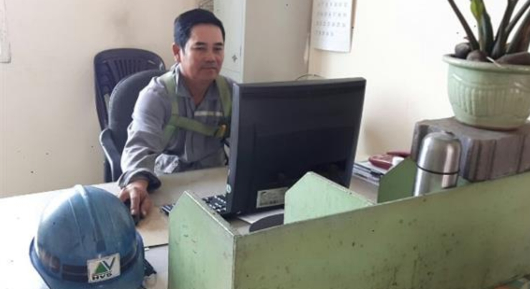 Người công nhân thầm lặng với công việc từ góc hẹp đến điểm cao nguoi cong nhan tham lang voi cong viec tu goc hep den diem cao