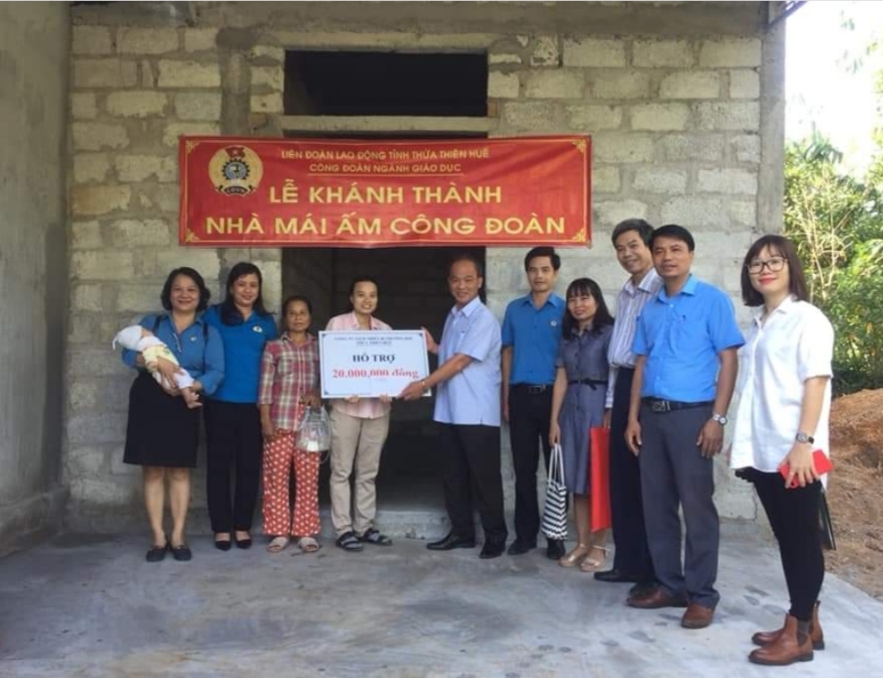 Hoàn thiện nhà “Mái ấm Công đoàn” cho đoàn viên đón mừng năm mới hoan thien nha mai am cong doan cho doan vien don mung nam moi